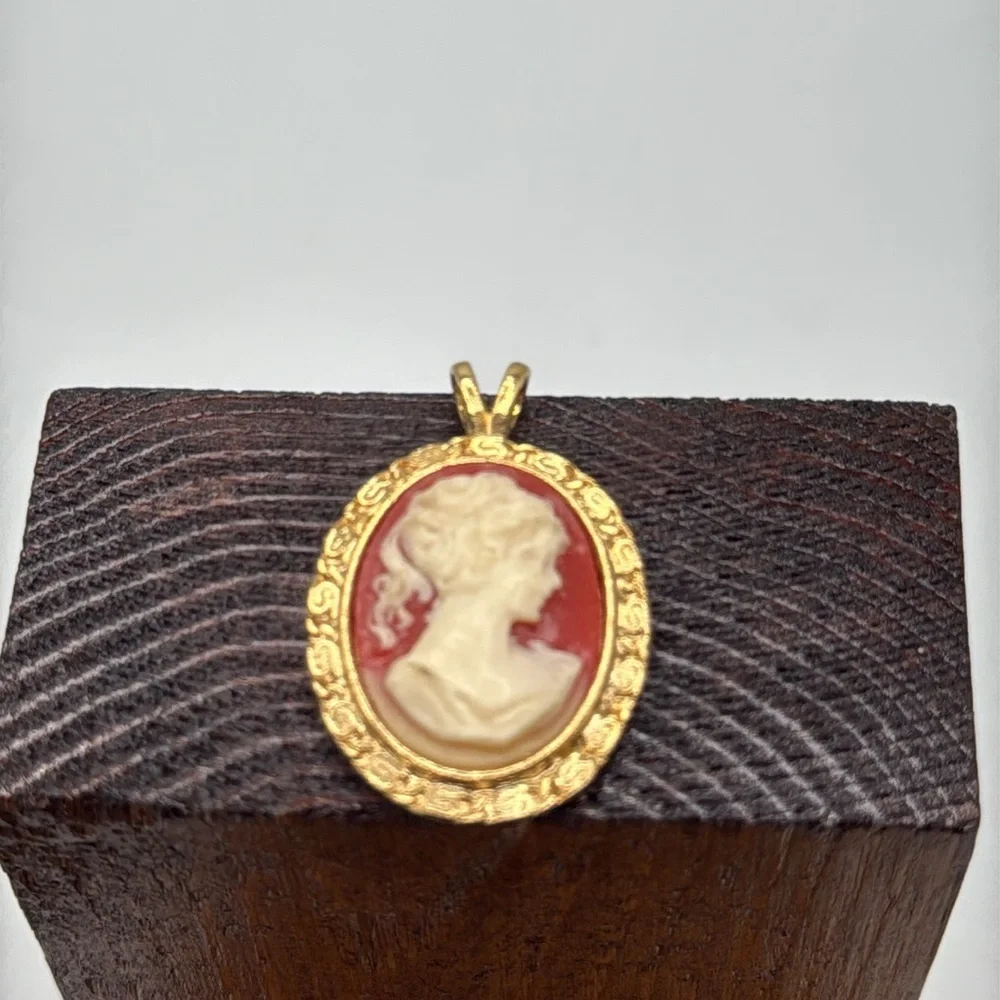 Beautiful relief carved cameo necklace charm romantic Victorian Bridgeton